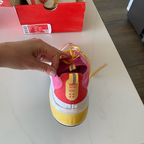 Nike Air Max Dia SE women’s Laser sneakers - Picture 2 of 6